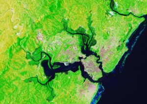 Un mapa de ejemplo de lo que las personas pueden crear al tomar el curso, en este caso de una Imagen satelital de desembocadura al mar